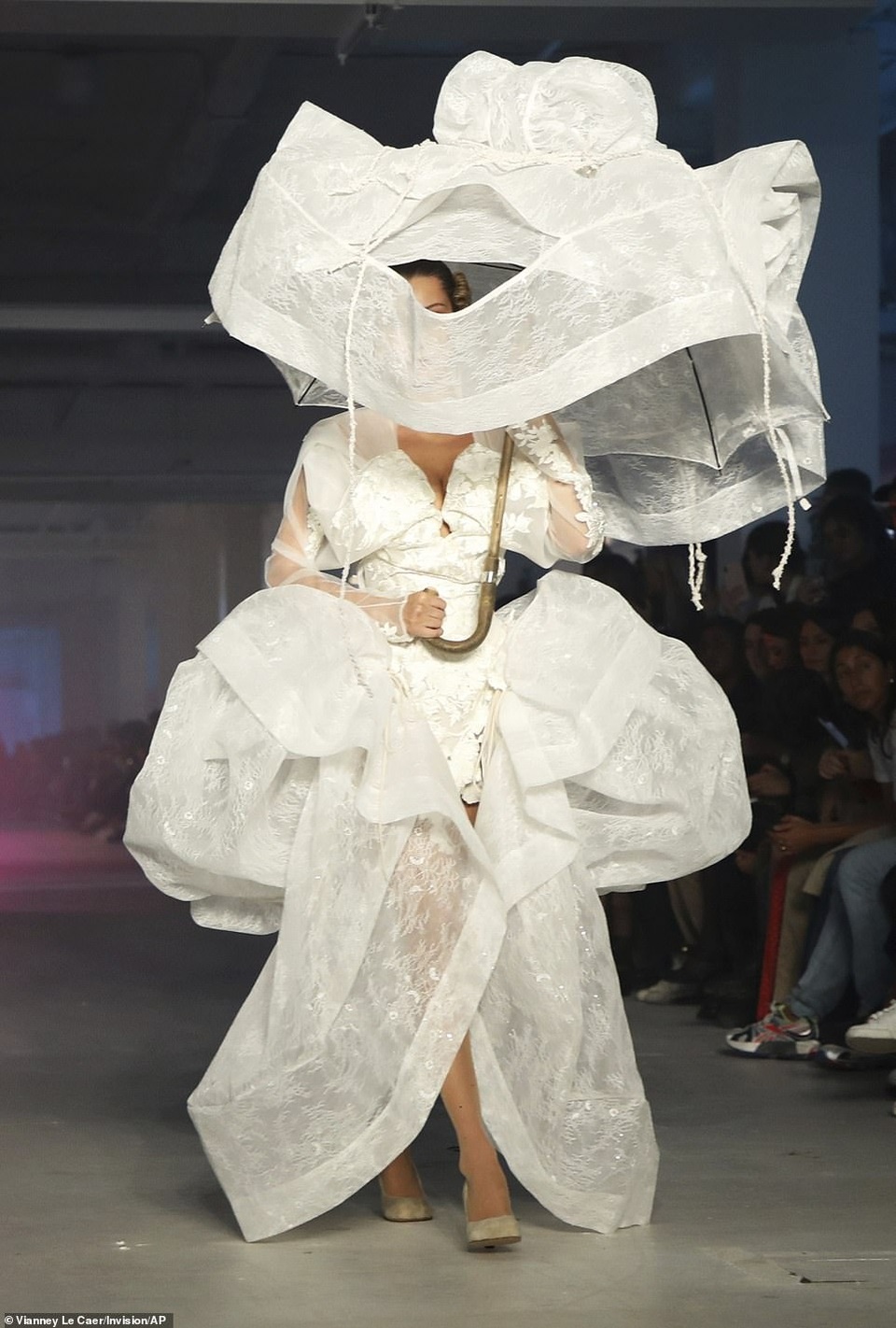 Bella Hadid diện váy lạ mắt, tỏa sáng trên sàn catwalk - 4