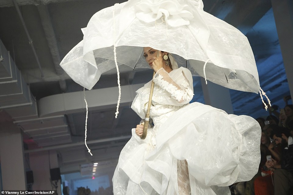 Bella Hadid diện váy lạ mắt, tỏa sáng trên sàn catwalk - 5