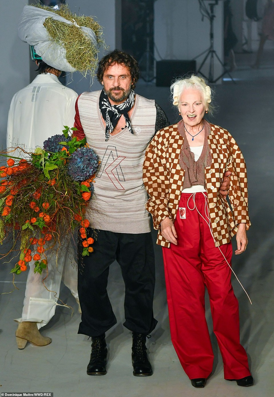 Bella Hadid diện váy lạ mắt, tỏa sáng trên sàn catwalk - 14