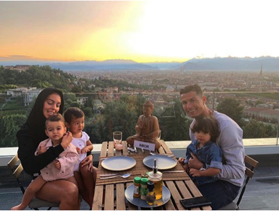 Bạn gái C.Ronaldo giải thích lý do mãi chưa định ngày cưới hỏi - 2 Bạn gái C.Ronaldo giải thích lý do mãi chưa định ngày cưới hỏi - 2