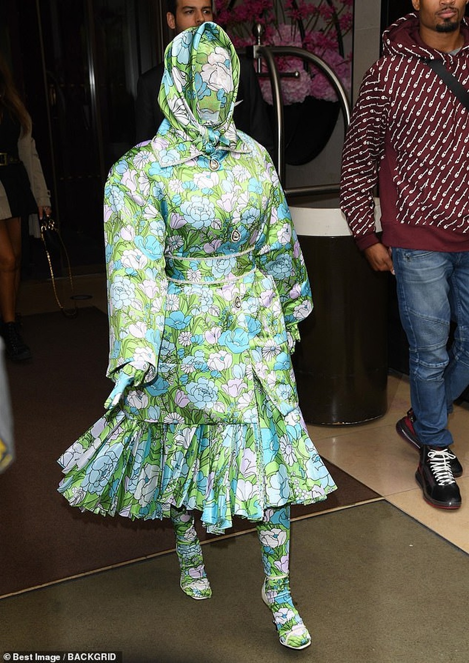 Cardi B khiến fans phát hoảng khi che kín mặt ra phố - 9 Cardi B khiến fans phát hoảng khi che kín mặt ra phố - 9