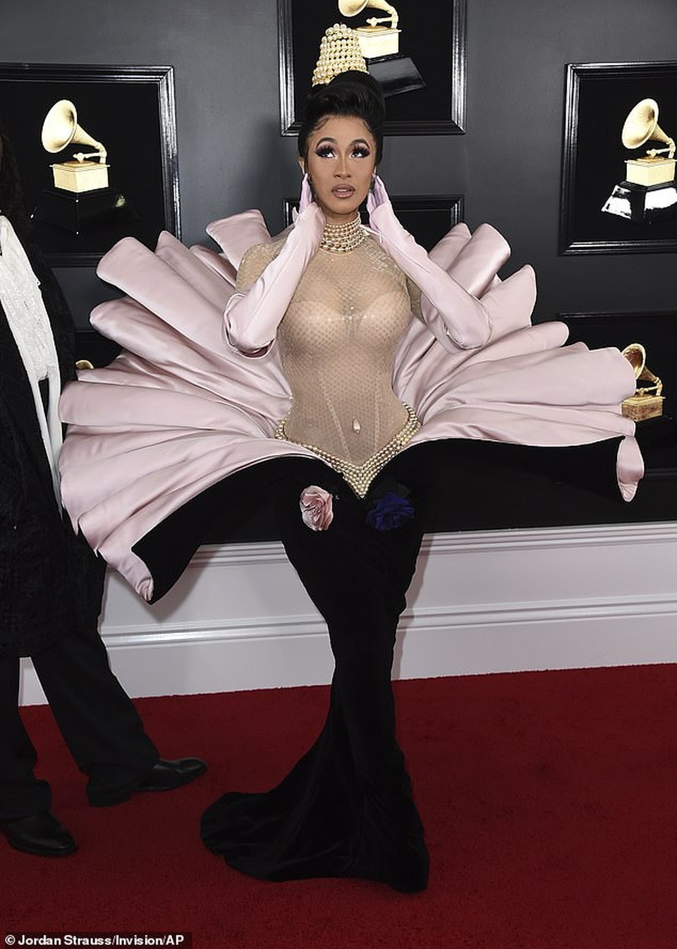 Cardi B khiến fans phát hoảng khi che kín mặt ra phố - 6 Cardi B khiến fans phát hoảng khi che kín mặt ra phố - 6
