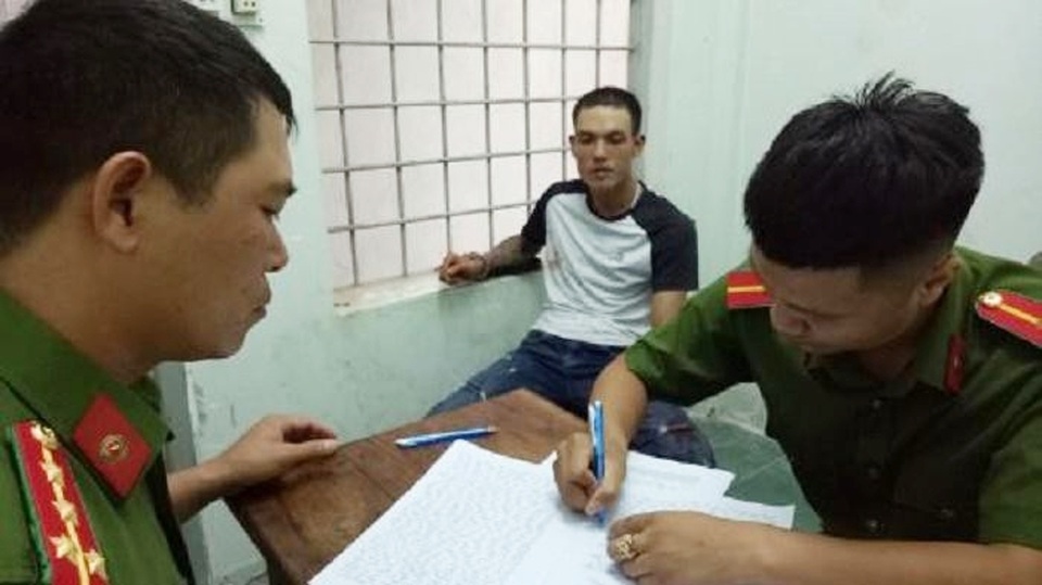  Tạm giữ 2 thanh niên dùng hung khí tấn công cảnh sát - 1