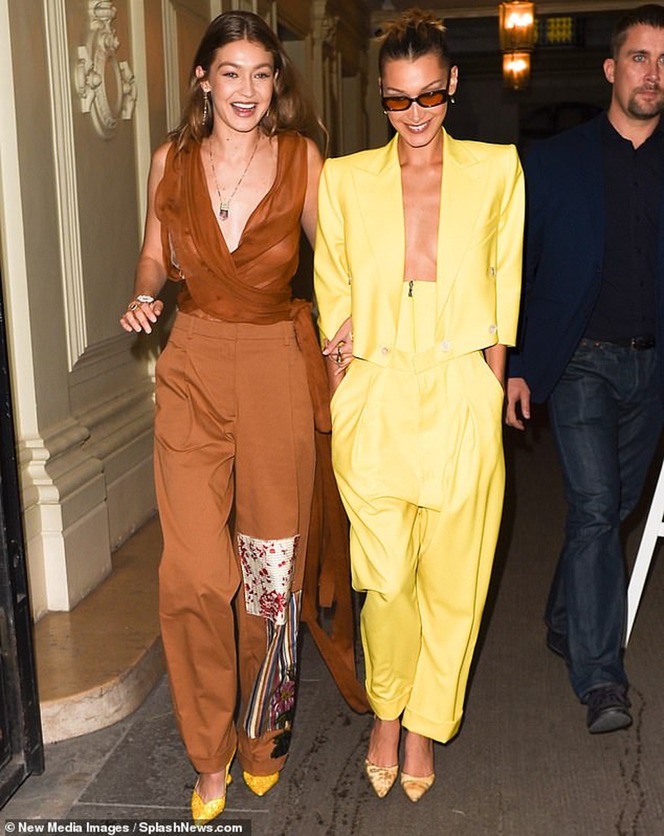 Chị em Bella Hadid mặc áo xẻ sâu táo bạo đi dự tiệc - 5