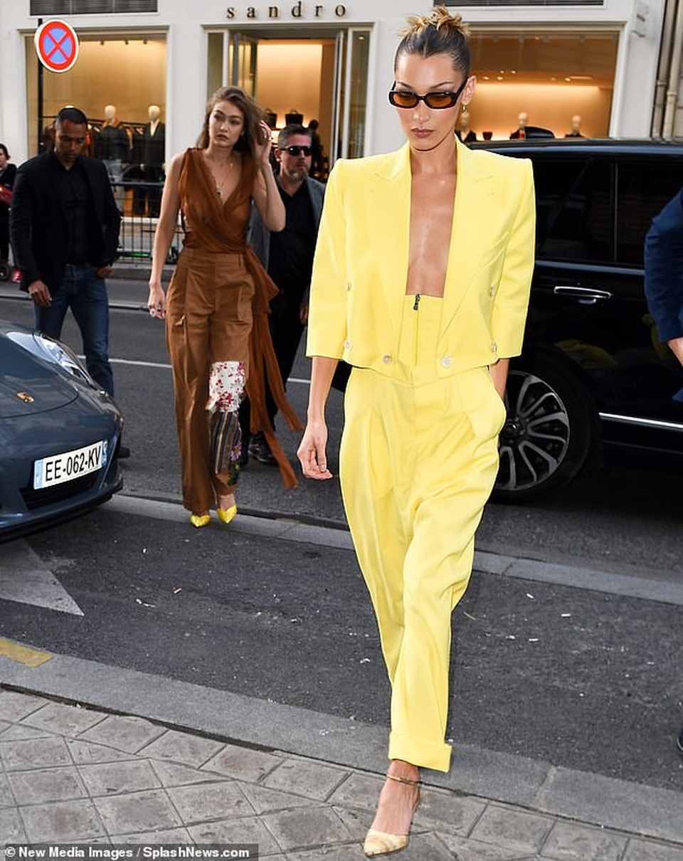 Chị em Bella Hadid mặc áo xẻ sâu táo bạo đi dự tiệc - 4