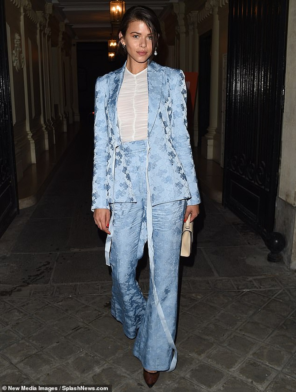 Chị em Bella Hadid mặc áo xẻ sâu táo bạo đi dự tiệc - 11