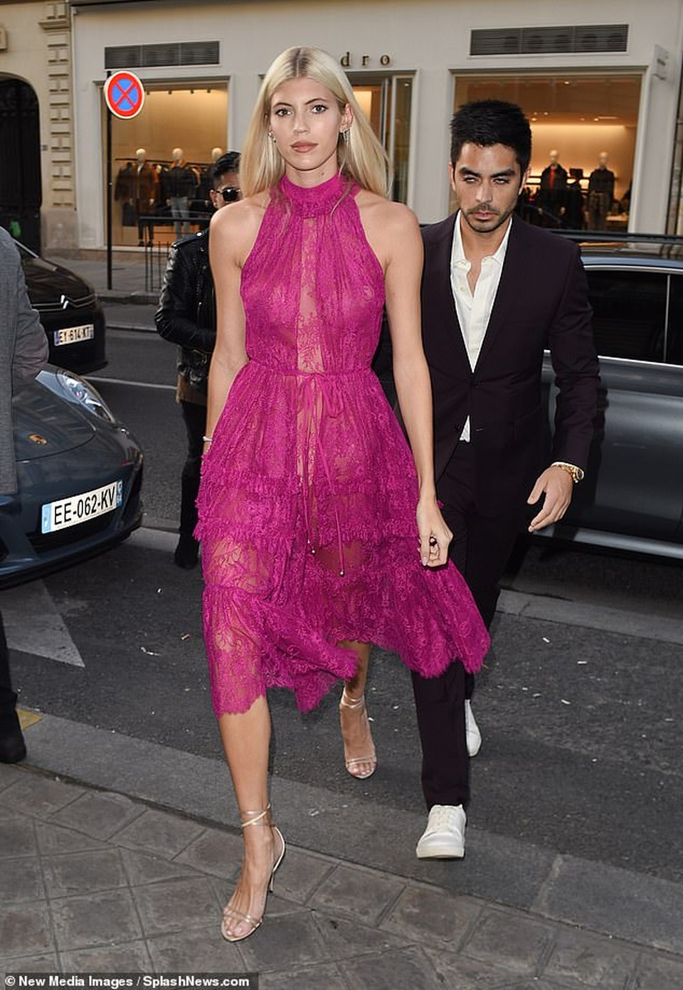 Chị em Bella Hadid mặc áo xẻ sâu táo bạo đi dự tiệc - 13