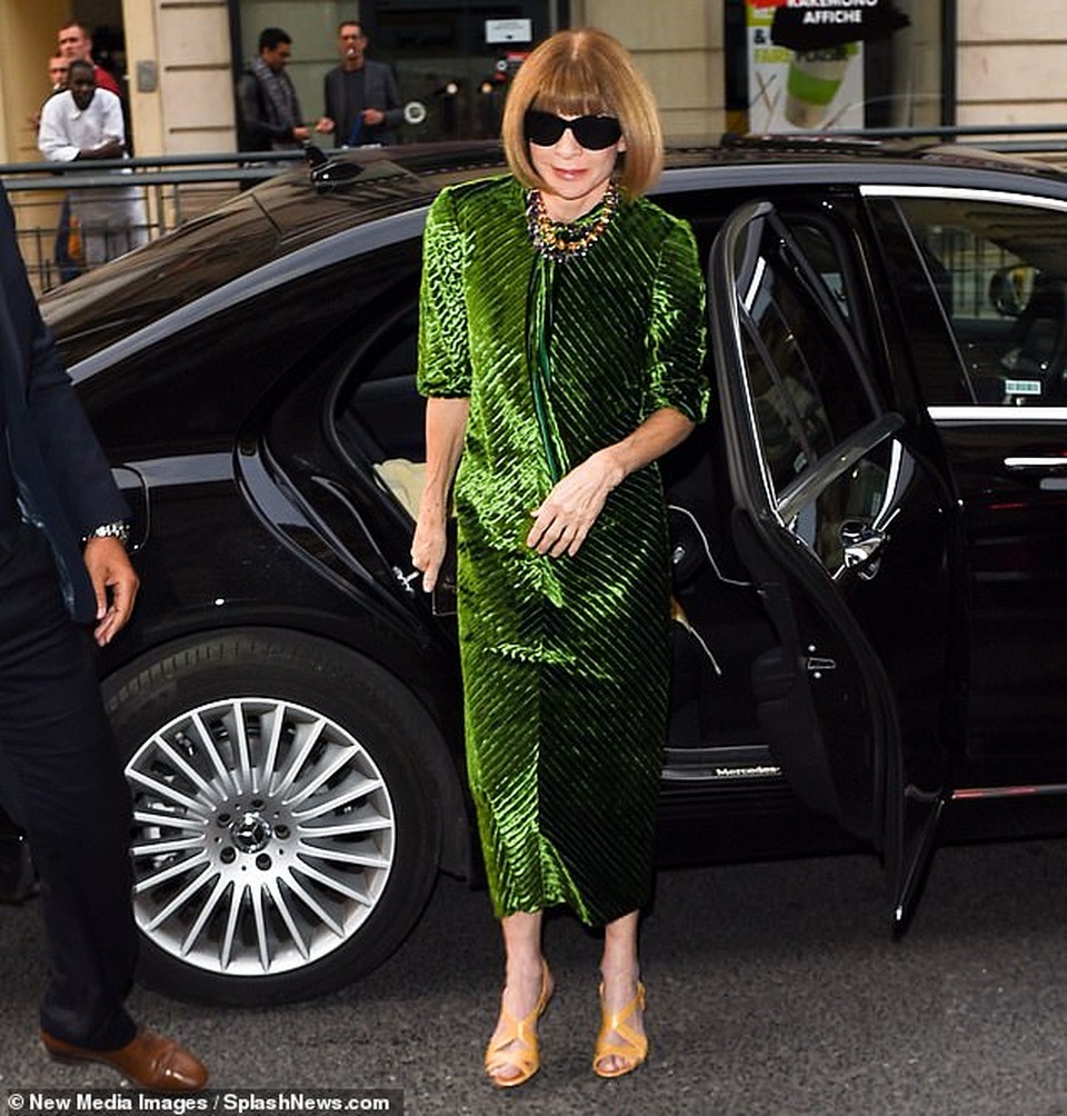 Chị em Bella Hadid mặc áo xẻ sâu táo bạo đi dự tiệc - 14