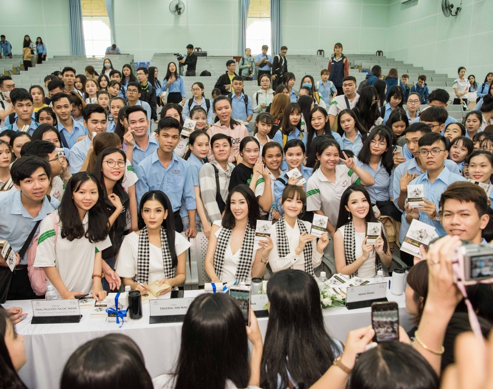 Hoa khôi Huỳnh Thúy Vi: “Đừng để cảm giác thất bại làm mờ đi ước mơ của bạn” - 2 Hoa khôi Huỳnh Thúy Vi: “Đừng để cảm giác thất bại làm mờ đi ước mơ của bạn” - 2