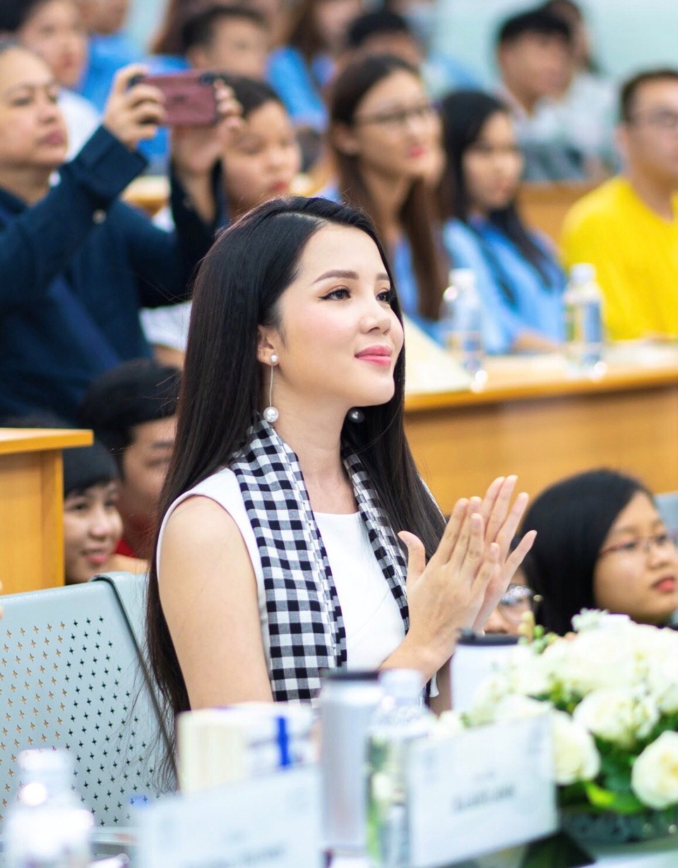 Hoa khôi Huỳnh Thúy Vi: “Đừng để cảm giác thất bại làm mờ đi ước mơ của bạn” - 8 Hoa khôi Huỳnh Thúy Vi: “Đừng để cảm giác thất bại làm mờ đi ước mơ của bạn” - 8