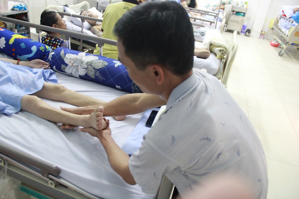 Mẹ con thai phụ thoát chết dưới gầm xe tải nghẹn ngào mong bữa ăn no - 4 Mẹ con thai phụ thoát chết dưới gầm xe tải nghẹn ngào mong bữa ăn no - 4