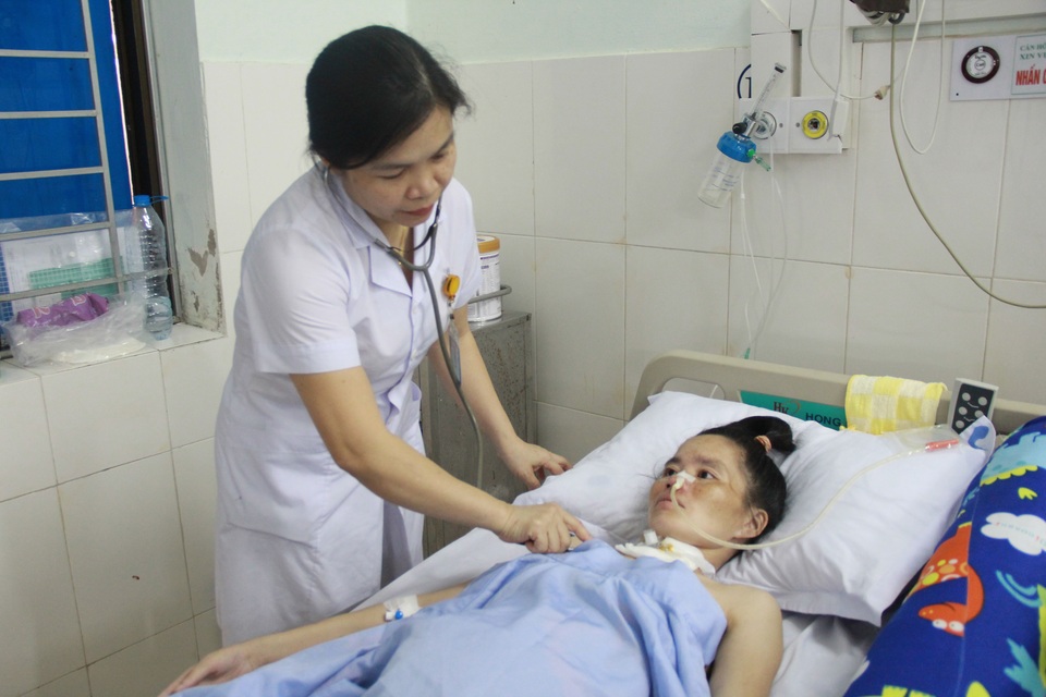Mẹ con thai phụ thoát chết dưới gầm xe tải nghẹn ngào mong bữa ăn no - 5 Mẹ con thai phụ thoát chết dưới gầm xe tải nghẹn ngào mong bữa ăn no - 5