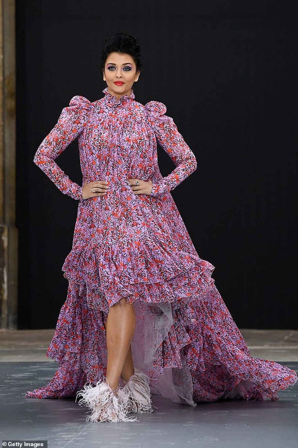 Hoa hậu Ấn Độ Aishwarya Rai bất ngờ xuất hiện trên sàn catwalk - 2