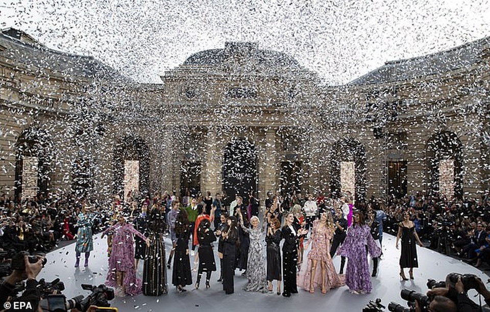 Hoa hậu Ấn Độ Aishwarya Rai bất ngờ xuất hiện trên sàn catwalk - 6