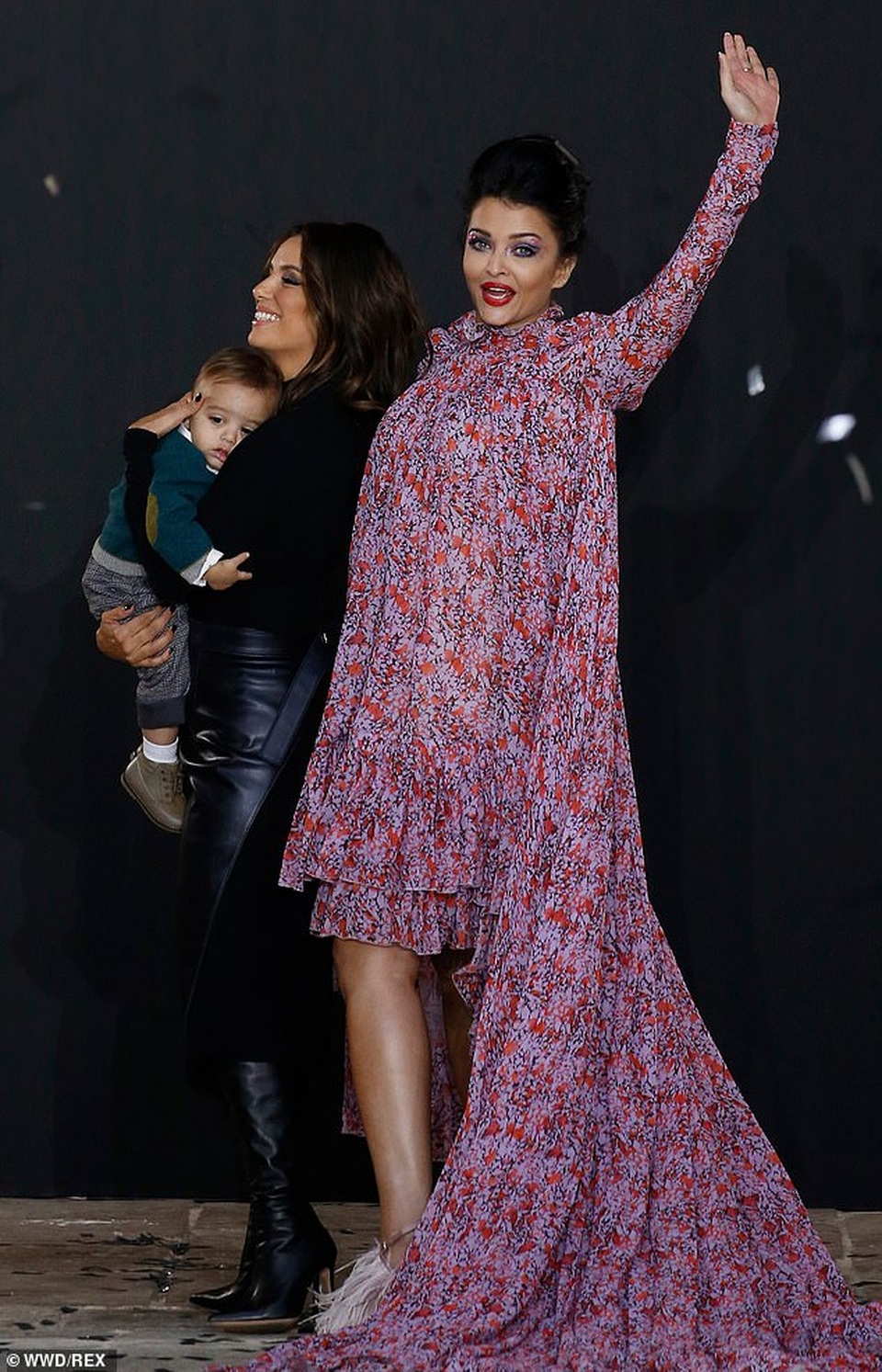 Hoa hậu Ấn Độ Aishwarya Rai bất ngờ xuất hiện trên sàn catwalk - 5