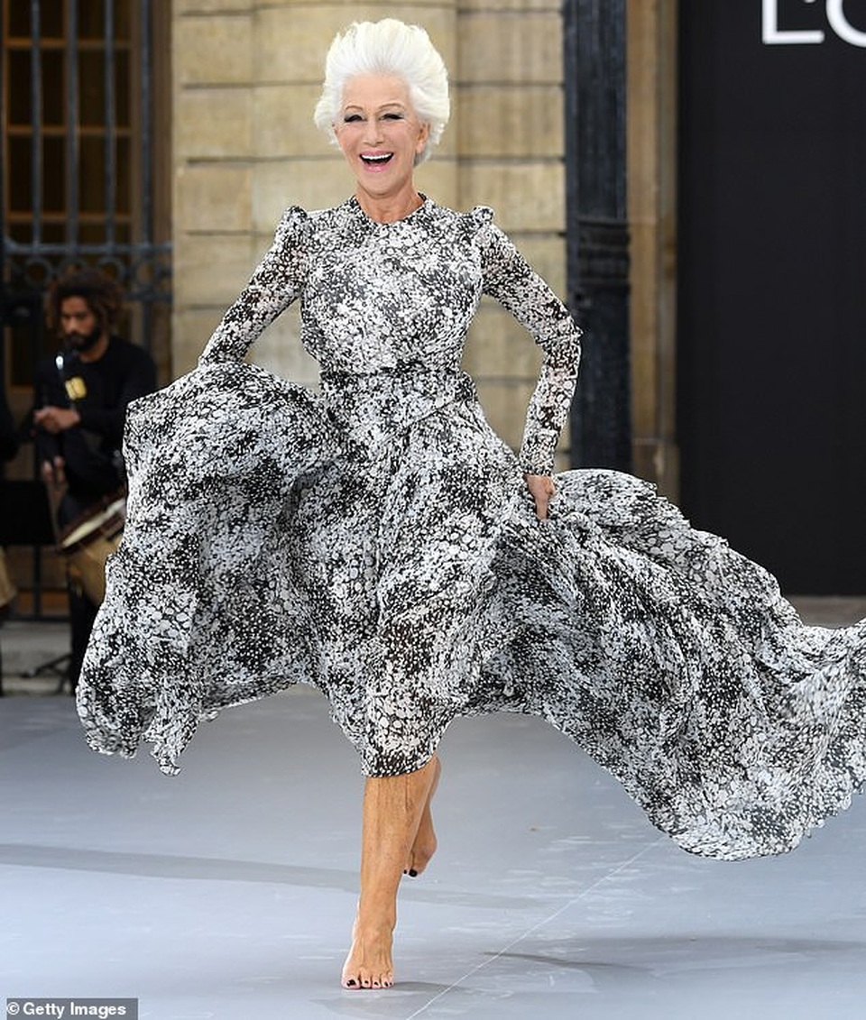 Hoa hậu Ấn Độ Aishwarya Rai bất ngờ xuất hiện trên sàn catwalk - 10