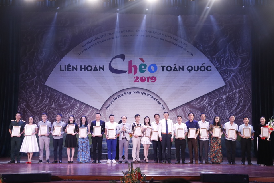 Gần 50 HCV được trao tại bế mạc Liên hoan chèo toàn quốc 2019 - 2 Gần 50 HCV được trao tại bế mạc Liên hoan chèo toàn quốc 2019 - 2