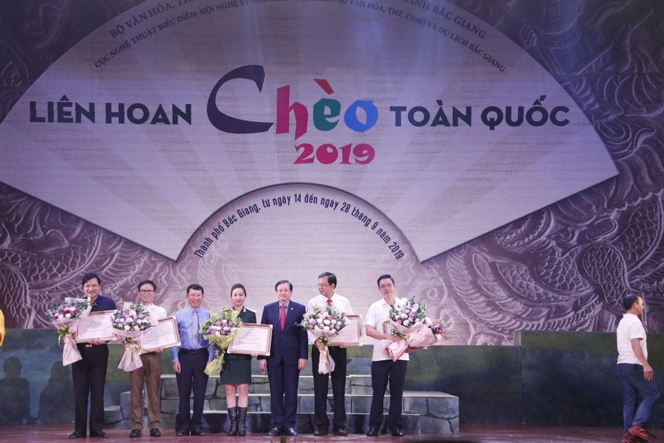 Gần 50 HCV được trao tại bế mạc Liên hoan chèo toàn quốc 2019 - 3 Gần 50 HCV được trao tại bế mạc Liên hoan chèo toàn quốc 2019 - 3