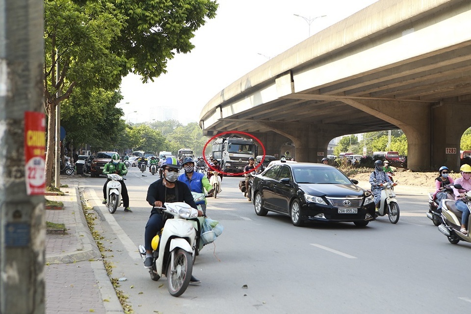 Xe quá khổ quá tải tiếp tục “đại náo” phố cấm ở Hà Nội - 1