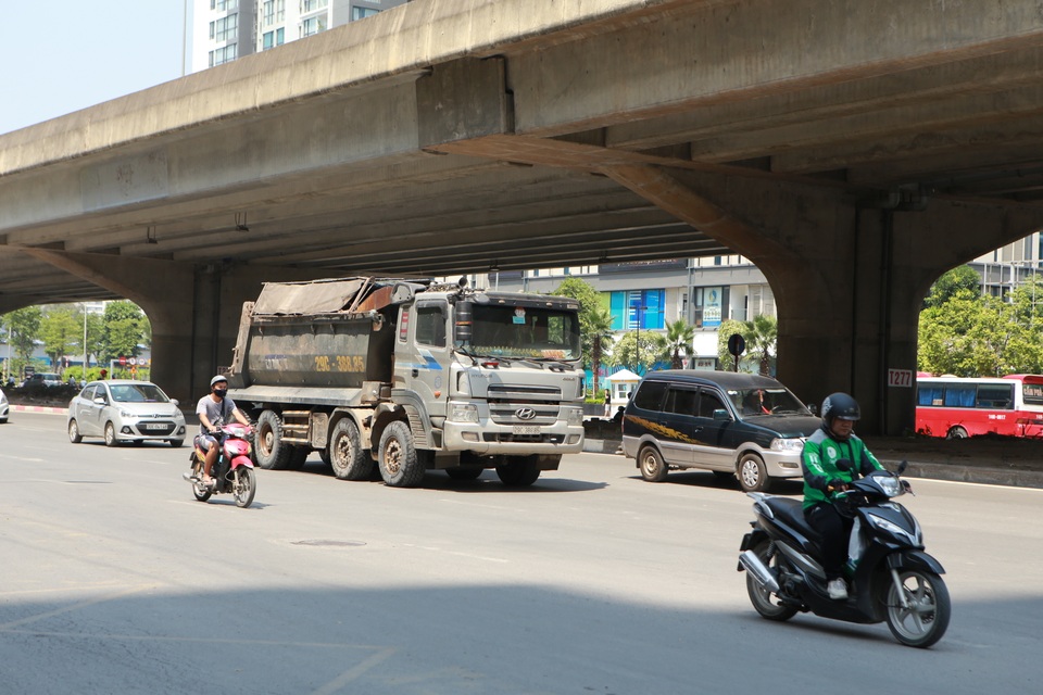 Xe quá khổ quá tải tiếp tục “đại náo” phố cấm ở Hà Nội - 3
