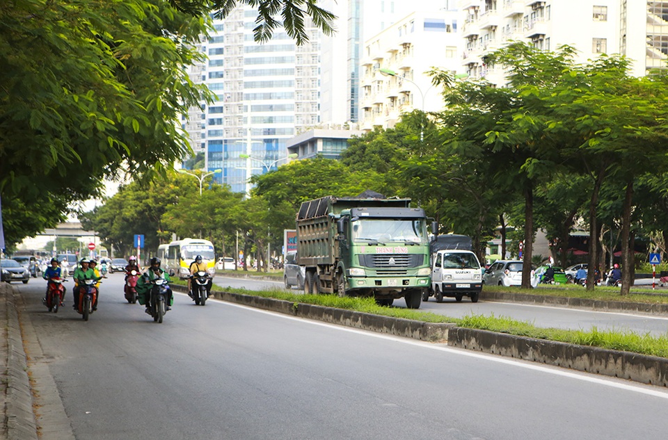 Xe quá khổ quá tải tiếp tục “đại náo” phố cấm ở Hà Nội - 9