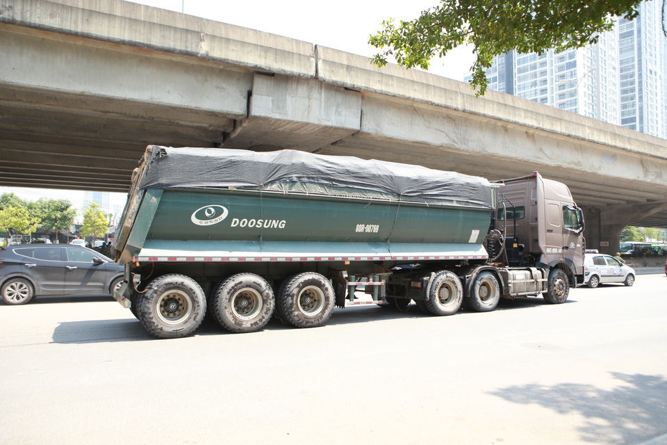 Xe quá khổ quá tải tiếp tục “đại náo” phố cấm ở Hà Nội - 2