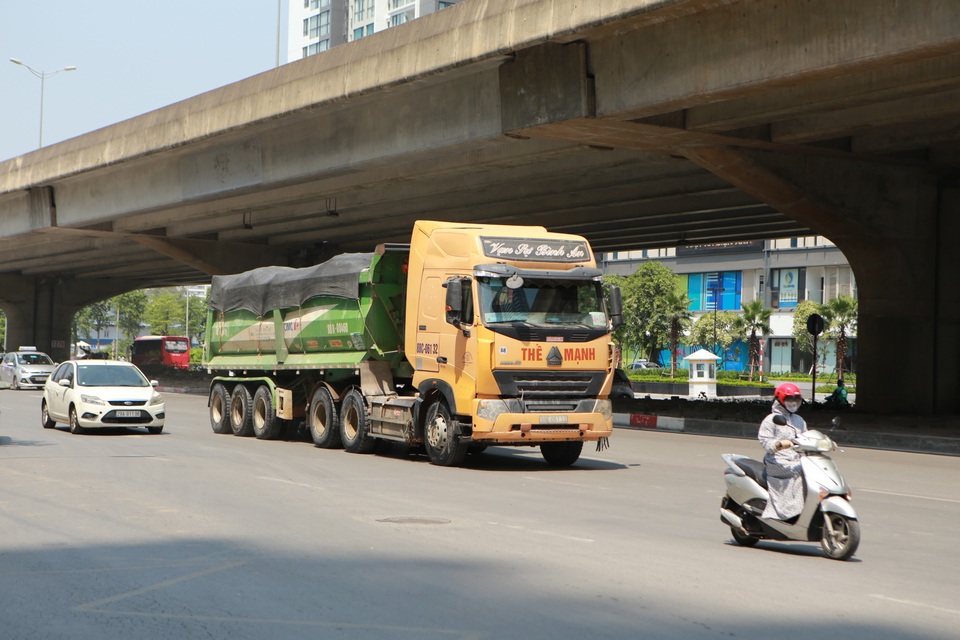 Xe quá khổ quá tải tiếp tục “đại náo” phố cấm ở Hà Nội - 4