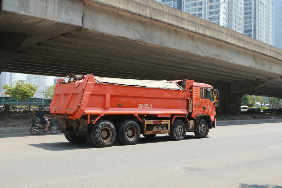 Xe quá khổ quá tải tiếp tục “đại náo” phố cấm ở Hà Nội - 6