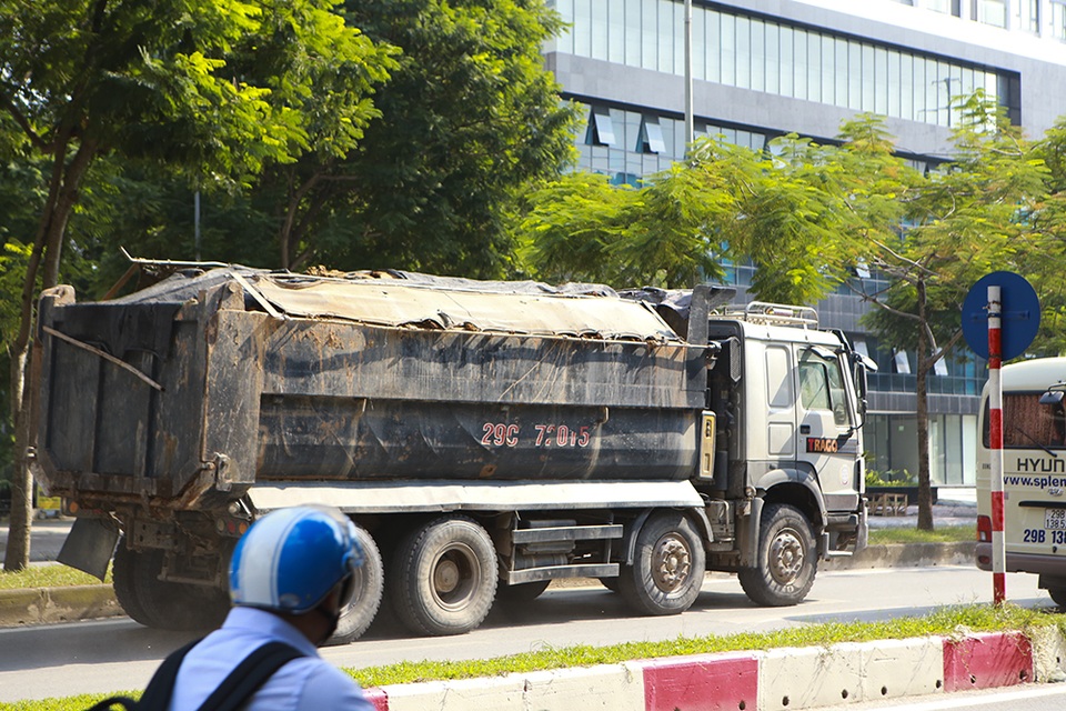Xe quá khổ quá tải tiếp tục “đại náo” phố cấm ở Hà Nội - 10