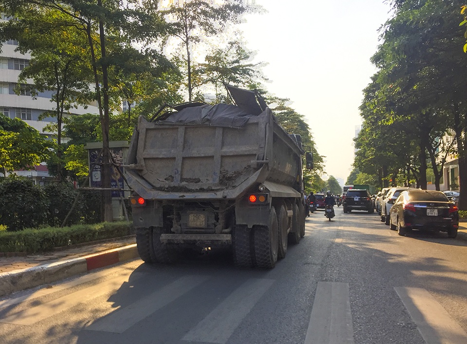 Xe quá khổ quá tải tiếp tục “đại náo” phố cấm ở Hà Nội - 7