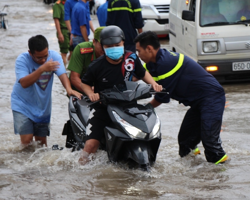 Công an còng lưng giúp người đi đường vượt biển nước - 6