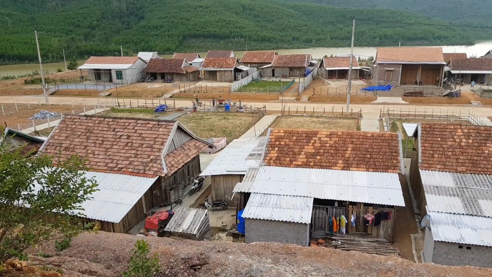Quảng Bình: Di dời để tránh ngập lụt lại được đưa tới vùng sạt lở đất - 1 Quảng Bình: Di dời để tránh ngập lụt lại được đưa tới vùng sạt lở đất - 1