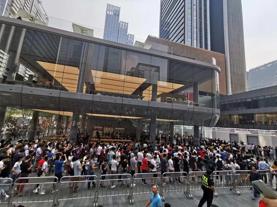 Người Trung Quốc xếp hàng mua điện thoại Huawei chẳng kém gì ở Apple Store - 3 Người Trung Quốc xếp hàng mua điện thoại Huawei chẳng kém gì ở Apple Store - 3