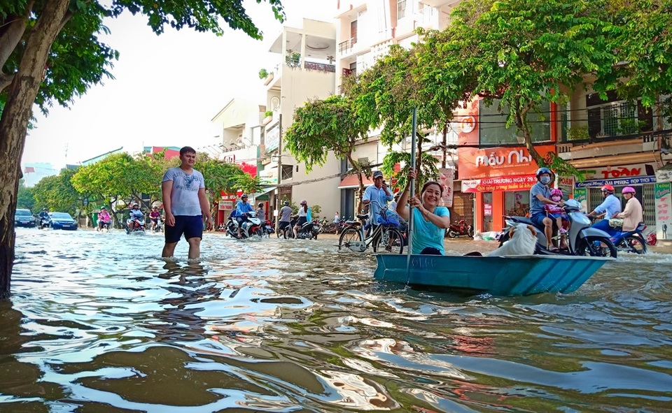 Người dân Sài Gòn, Cần Thơ quay cuồng lội nước trong ngày đầu tuần - 30 Người dân Sài Gòn, Cần Thơ quay cuồng lội nước trong ngày đầu tuần - 30