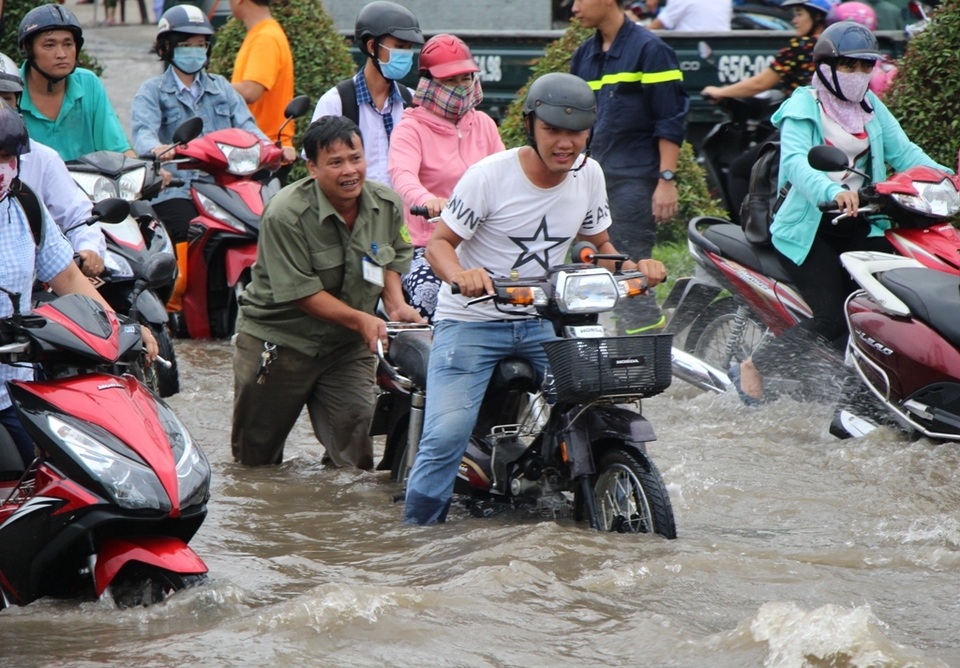 Công an còng lưng giúp người đi đường vượt biển nước - 10