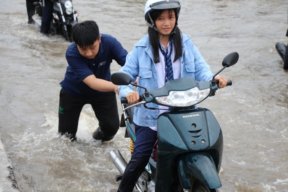 Công an còng lưng giúp người đi đường vượt biển nước - 11