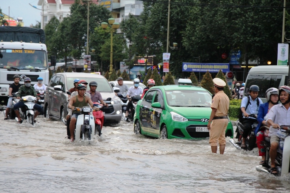 Công an còng lưng giúp người đi đường vượt biển nước - 5