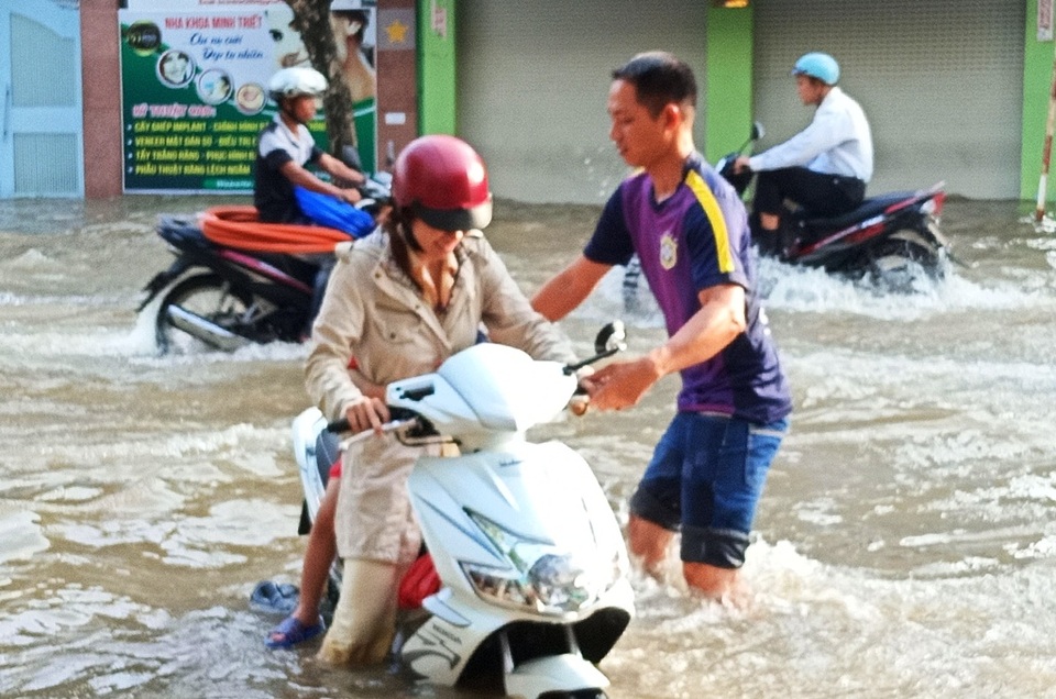 Người dân Sài Gòn, Cần Thơ quay cuồng lội nước trong ngày đầu tuần - 26 Người dân Sài Gòn, Cần Thơ quay cuồng lội nước trong ngày đầu tuần - 26