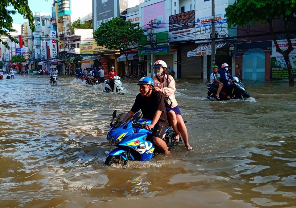 Người dân Sài Gòn, Cần Thơ quay cuồng lội nước trong ngày đầu tuần - 24 Người dân Sài Gòn, Cần Thơ quay cuồng lội nước trong ngày đầu tuần - 24