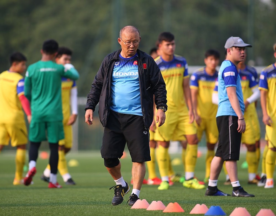 Cầu thủ U22 Việt Nam than khó vì tập sân nhân tạo, thầy Park không hài lòng - 1 Cầu thủ U22 Việt Nam than khó vì tập sân nhân tạo, thầy Park không hài lòng - 1