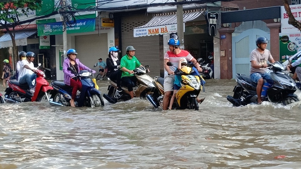Người dân Sài Gòn, Cần Thơ quay cuồng lội nước trong ngày đầu tuần - 22 Người dân Sài Gòn, Cần Thơ quay cuồng lội nước trong ngày đầu tuần - 22
