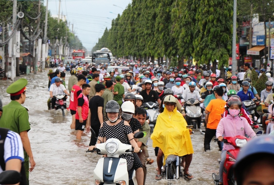 Công an còng lưng giúp người đi đường vượt biển nước - 4