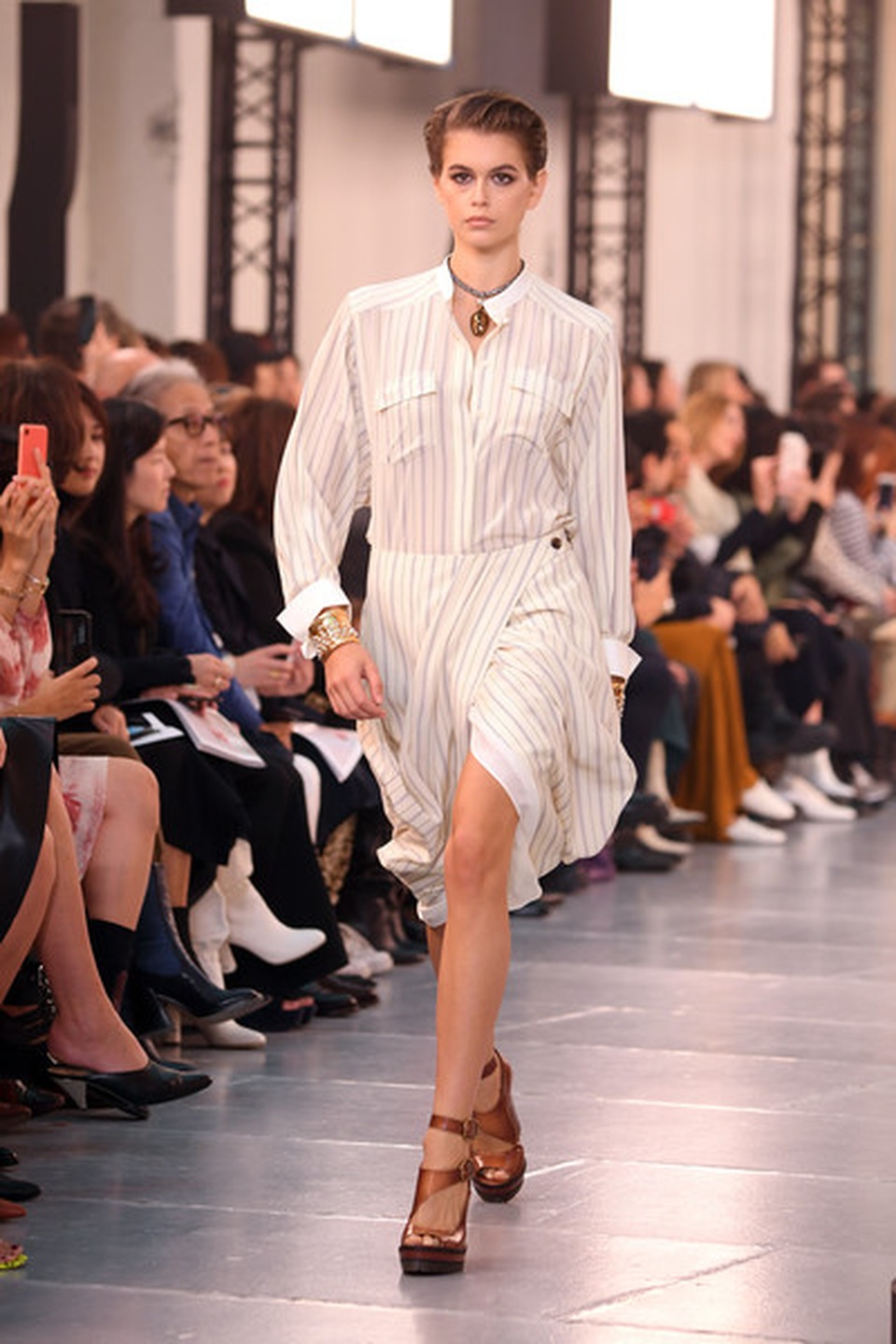 Con gái Cindy Crawford đẹp quyến rũ trên sàn catwalk - 8