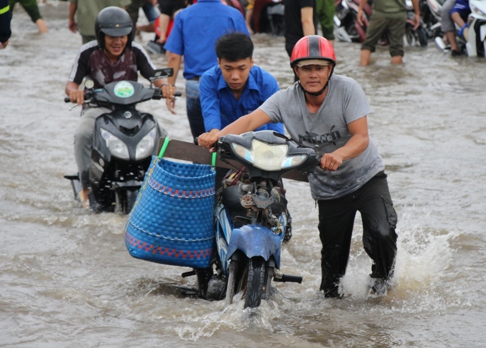 Công an còng lưng giúp người đi đường vượt biển nước - 8