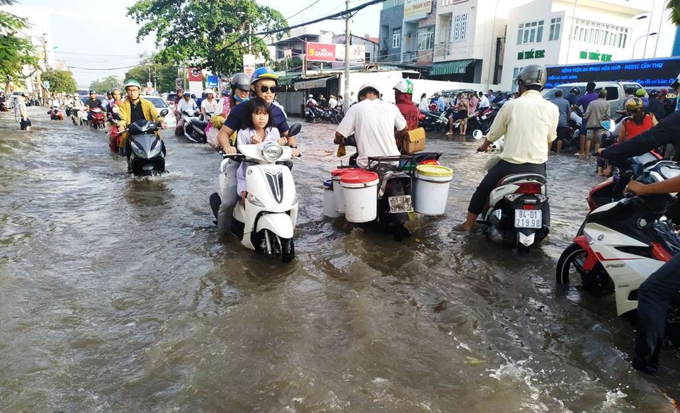 Người dân Sài Gòn, Cần Thơ quay cuồng lội nước trong ngày đầu tuần - 15 Người dân Sài Gòn, Cần Thơ quay cuồng lội nước trong ngày đầu tuần - 15