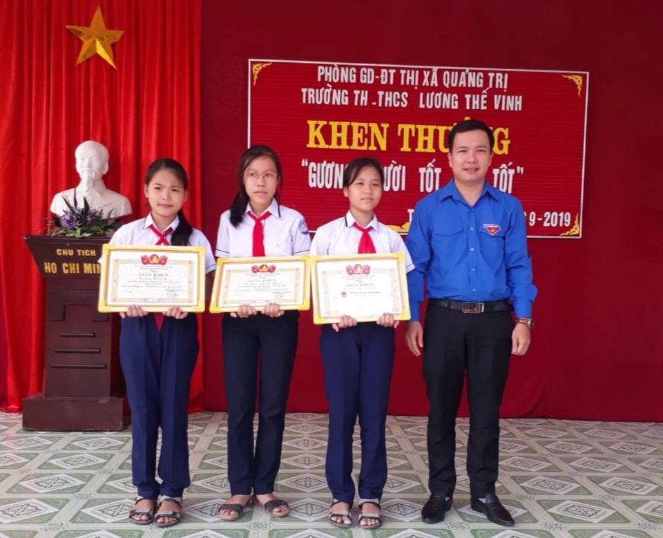 Quảng Trị: Tuyên dương 7 học sinh “nhặt được của rơi trả lại người mất” - 2 Quảng Trị: Tuyên dương 7 học sinh “nhặt được của rơi trả lại người mất” - 2