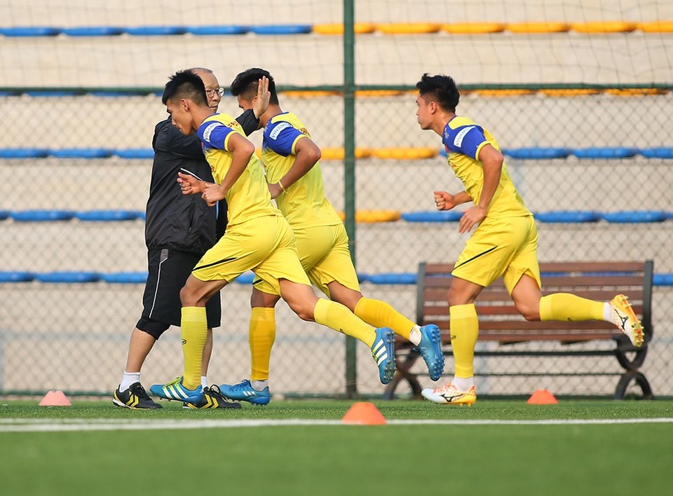 Cầu thủ U22 Việt Nam than khó vì tập sân nhân tạo, thầy Park không hài lòng - 6 Cầu thủ U22 Việt Nam than khó vì tập sân nhân tạo, thầy Park không hài lòng - 6