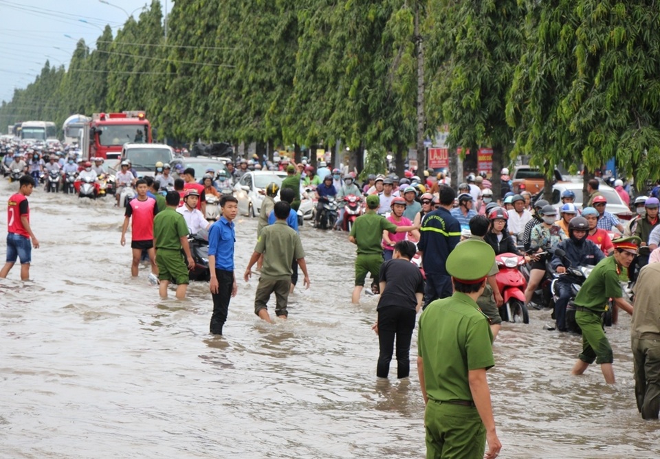 Công an còng lưng giúp người đi đường vượt biển nước - 13