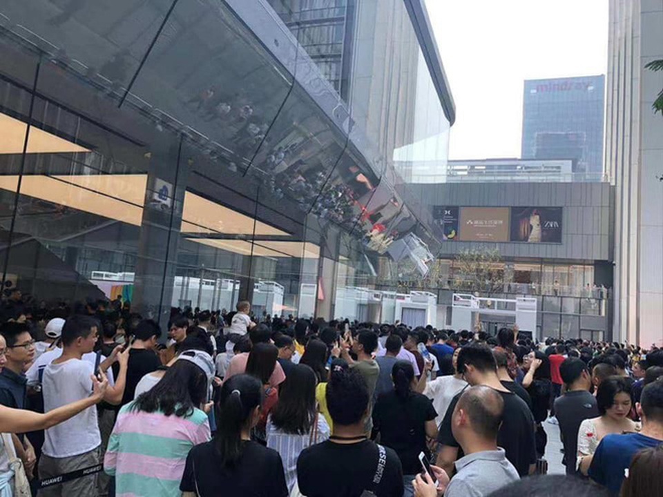 Người Trung Quốc xếp hàng mua điện thoại Huawei chẳng kém gì ở Apple Store - 4 Người Trung Quốc xếp hàng mua điện thoại Huawei chẳng kém gì ở Apple Store - 4