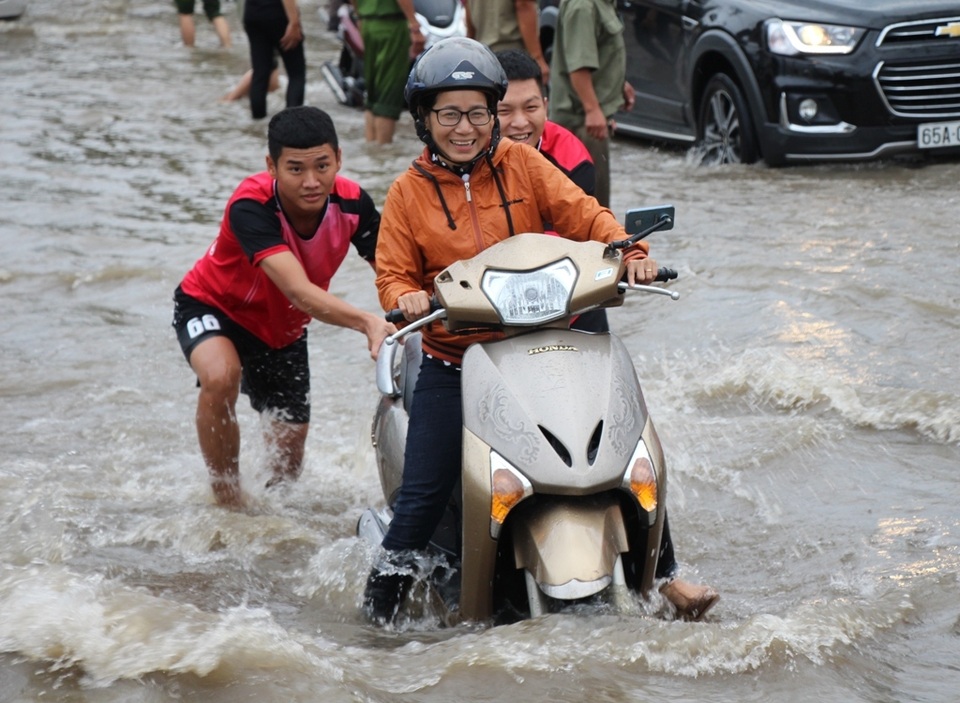 Công an còng lưng giúp người đi đường vượt biển nước - 9